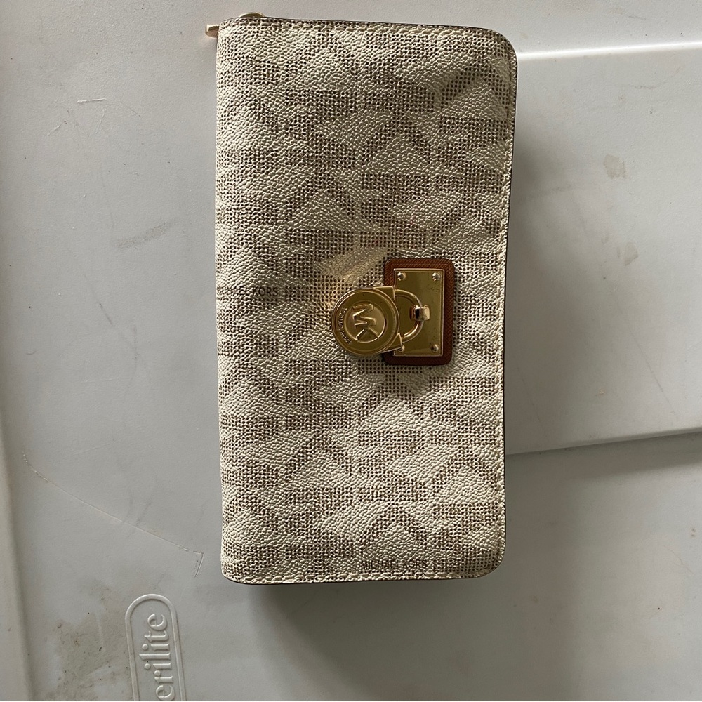 Michael kors wallet